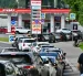 El 30 de junio de 2026, varias personas hacen cola para repostar sus coches en una gasolinera Lukoil de Moscú.