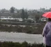 Una persona observa el caudal del Río Mapocho al costado de un campamento en riesgo de inundación en la comuna de Talagante (Chile)