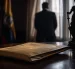 Un sobre manila simboliza las denuncias sobre la penetración del crimen organizado en las instituciones ecuatorianas y las advertencias que, según el artículo, nunca fueron atendidas.