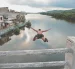 Lanzarse desde el puente al estero es una tradición que se mantiene en zonas del suroeste, evocando los antiguos baños del Salado.