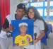 Camila Cotera entrega al mundialista ecuatoriano el retrato que pintó durante tres días.