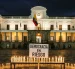 Imagen simbólica de democracia en riesgo, con una fachada del Palacio de Carondelet, en Quito.