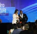 La alcaldesa subrogante de Guayaquil, Tatiana Coronel, entregó la presea cívica a Lizandro Landázuri, entrenador de fútbol.