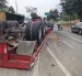 Un tráiler se volcó en la vía a la costa y bloqueó el tránsito hacia Chongón durante la mañana de este lunes.