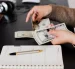 Los beneficiarios cuya cédula termina en 7 pueden retirar este 27 de julio el Bono de Desarrollo Humano en los puntos de pago autorizados por el MIES.
