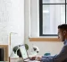 Un trabajador cumple su jornada laboral a través del teletrabajo.