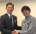 Kazuyoshi Miura y Andrés Iniesta comparten escenario durante una ceremonia de premiación, en un encuentro entre dos referentes del fútbol internacional.