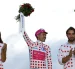 Richard Carapaz, del EF Education-EasyPost, celebra en el podio como el ciclista más combativo del Tour de Francia 2026 con el maillot de la montaña.
