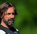 Andrea Pirlo dirige una sesión de entrenamiento del United FC durante una práctica del primer equipo.