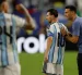 El entrenador de Argentina Lionel Scaloni (d) con Lionel Messi (2d), durante un partido del Mundial de Estados Unidos, México y Canadá.