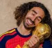 Marc Cucurella celebra con el trofeo tras la conquista del Mundial.