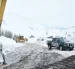 Trabajadores gubernamentales y agentes de policía despejan una carretera afectada en la frontera entre Argentina y Chile, el 26 de julio de 2026.