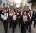 Congresistas de Perú sostienen carteles tras abandonar el Congreso segundos antes de que, Keiko Fujimori, iniciara su discurso a la nación, este martes, en Lima (Perú).