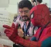 Spider-Man sorprendió con una visita a la redacción de EXPRESO antes del estreno de Spider-Man: Brand New Day.