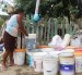 Al pie de las viviendas de los comuneros han ubicado baldes para abastecerse de líquido en los momentos en que les llega el agua a las llaves