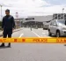 Agentes de policía resguardan el acceso al centro comercial en Kumamoto tras el sismo en Japón.