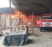 Bomberos de Durán intentan controlar las llamas en el interior de la bodega.