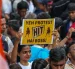 Jóvenes manifestantes en India exhiben carteles creativos durante la protesta que derivó en la renuncia ministerial