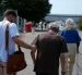 Un joven ayuda a dos personas mayores que se dirigen al Parque de Exposiciones de Burdeos, al suroeste de Francia.