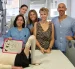Leo, acompañado por médicos y familiares, celebra un nuevo avance en su tratamiento contra la piel de mariposa.