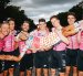El ciclista ecuatoriano Richard Carapaz cargado en brazos por todos los compañeros de su equipo.