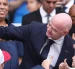 Gianni Infantino, presidente de la FIFA, posa junto a aficionados durante el Mundial 2026.
