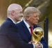 Imagen en la que puede verse al presidente de la FIFA, Gianni Infantino (i), y al presidente de Estados Unidos, Donald Trump (c), con el trofeo del Mundial de la FIFA 2026.