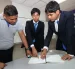 Sebastián Yépez (centro) y Leonel Vargas, del colegio Interamericano, reciben la guía del docente Jhonny Solórzano.