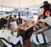 Participantes de distintas edades se reúnen cada viernes para conversar y tejer. Es el taller más concurrido.