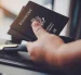 Pasaporte sobre una maleta, símbolo del documento que en Ecuador tiene un costo definido en 2026.