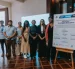 Representantes de las organizaciones seleccionadas para recibir fondos junto a funcionarios municipales.