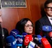 Angie Rodríguez habla con periodistas tras presentar una denuncia ante la Comisión de Acusación de la Cámara de Representantes contra el presidente Gustavo Petro