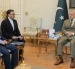 El ministro de Interior iraní, Eskandar Momeni (i), reunido en Islamabad con el primer ministro paquistaní, Shahbaz Sharif (d).