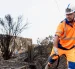Personal de NGE Energie Solutions asegura las líneas eléctricas frente a viviendas dañadas por el fuego tras los incendios forestales en Le Porge, Francia.