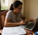 Referencial.Afiliado revisa en línea su historial laboral del IESS para verificar aportaciones y detectar meses faltantes.