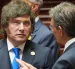 El presidente de Argentina, Javier Milei (i), habla con su homólogo de Bolivia, Rodrigo Paz.