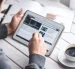 Las plataformas digitales crean una percepción de abundancia informativa que aplaca la necesidad de respuestas o las sustituye con guiones falsarios y entrevistas trucadas.