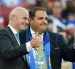 Infantino (i) posa junto al presidente de la Concacaf Victor Montagliani.