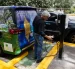 Una persona recarga su carro con electricidad, se multiplican estos puntos de carga en el mundo.