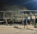 Jóvenes marroquíes en la localidad marroquí de Castillejos, fronteriza con Ceuta (España).
