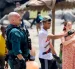 Un agente coordina con vecinos en la playa de Ceuta durante la llegada masiva de migrantes desde Marruecos.