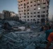 Palestinos desplazados internamente inspeccionaron una mezquita destruida tras un ataque aéreo israelí en la Franja de Gaza, el 28 de julio de 2026.