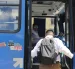 Referencial. Usuarios abordan un bus urbano en Ecuador, en medio del alza de tarifas.