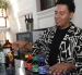 Carlos Roldán muestra los preparados con puntas, a los que nombró como algunos aceites que se venden en mercados como amansa guapos, etc.