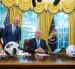 El presidente Donald Trump, junto al presidente de la FIFA, Gianni Infantino (c), y el asesor del mandatario de la FIFA, Carlos Cordeiro (i), en la Casa Blanca en Washington.