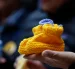 Fotografía del 9 de julio 2026 de una bota de lana para bebé, símbolo de la organización de apoyo para víctimas de adopciones forzadas y tráfico de niños en Chile.