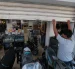 Temor. Por seguridad, el empleado de este local cerró sus puertas antes de las 18:00. Estas medidas provocan menos ingresos.