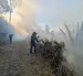 Moradores de Tanda apoyaron a los bomberos en las labores para contener el incendio forestal y evitar que las llamas alcanzaran viviendas cercanas.