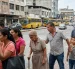 La escena refleja el impacto cotidiano de las pequeñas faltas de convivencia y la transmisión del irrespeto a las normas en la vía pública.
