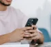 Referencial.Usuario revisa su teléfono tras recibir el aviso de que la cuenta está en revisión en WhatsApp.